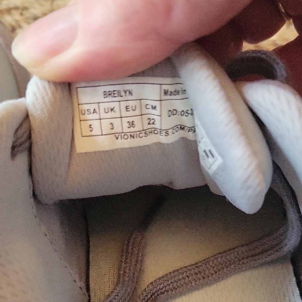 Vionic Breilyn Light Gray Suede and Nylon Sneakers Size 5. - Picture 7 of 9